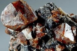 Dioxidul de zirconiu cubic diferă de zirconiu (diferite) Ceea ce este diferit de zircon zirconiu cubic