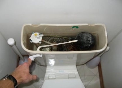 Ce se poate face în cazul în care transpiră rezervor WC instrucțiuni video de instalare, cu mâinile lor, cum să scape de (rezervor) Ce se poate face în cazul în care transpiră rezervor WC instrucțiunile video de instalare, cu mâinile lor, cum să scape de