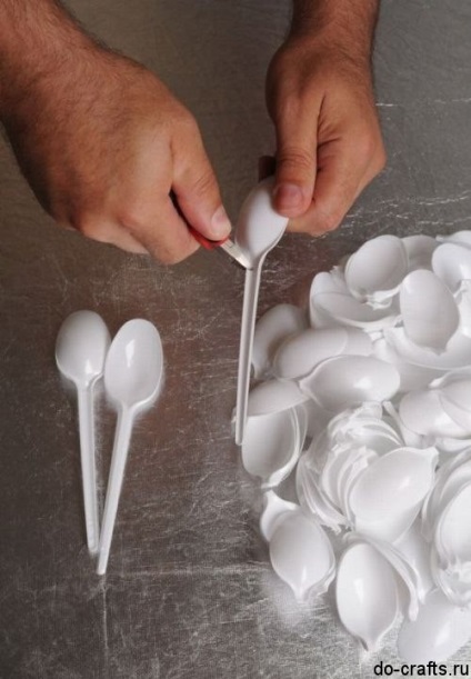 Florile din lingurile din plastic (plastic) Flori din linguri de plastic
