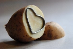 Pat moare din fructe și legume - cartofi, ardei, mere, varza (copil moare de legume fructe mere varză piper cartofi) Pat moare din fructe și legume - cartofi, ardei, mere, varză