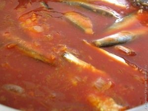 Acasă șprot în sos de tomate (conserve de pește de casă) Acasă șprot în sos de tomate