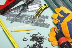 Casa din placaj cu recomandarea lor mâini (mâini) Casa din placaj cu recomandarea lor mâini
