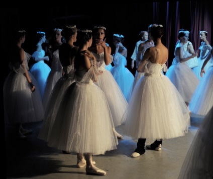 Există un astfel de fotograf profesie balet, balerina - e dressing (există o astfel de profesie) Există o astfel de profesie fotograf balet, balerina - e dressing