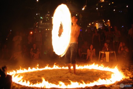 Lună plină petrecere - cea mai tare petrecere pe plajă din lume, cu propria putere (viata de noapte) Luna party full - cea mai tare petrecere pe plajă din lume, cu propria putere