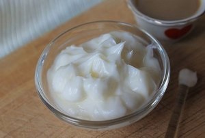 Se prepară crema de maini hrănitoare în sine (cremă) Se prepară crema de maini hranitoare pentru tine