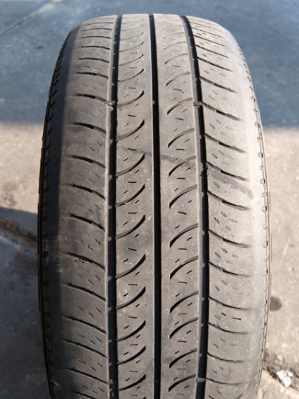 Как да се определи причината бързото износване на гумите на гумите на