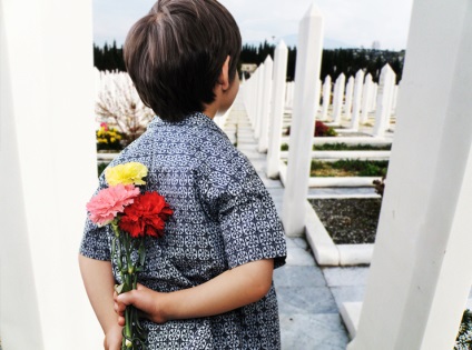 Cum să-i spuneți copilului tau despre aproape (moarte) moarte Cum să-i spuneți copilului dumneavoastră despre moartea unei persoane dragi