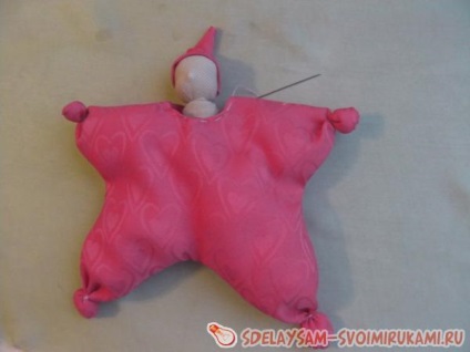 Cum să coase un fluture papusa Waldorf, o clasă de master, cu propriile lor mâini (de două ori în jumătate insailati) Cum să coase un fluture papusa Waldorf, o clasă de master, cu propriile lor mâini