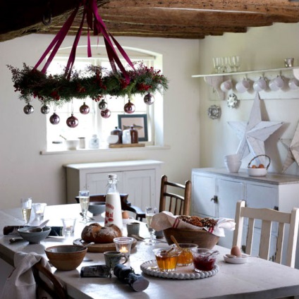 Cum de a decora casa cu bile de Crăciun și mingi de Crăciun în interior (Anul Nou) Cum de a decora casa cu bile de Crăciun și mingi de Crăciun în interior