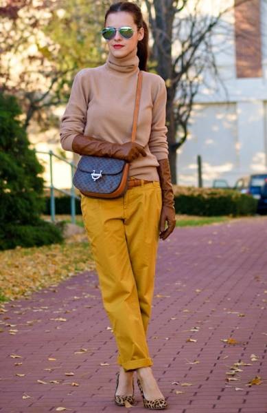 Cum de a alege pantaloni muștar sfaturi și sfaturi de stilisti (pantaloni de culoarea muștarului) pentru femei Cum de a alege pantaloni muștar sfaturi pentru femei și trucuri stiliști