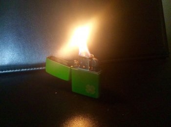 Cum să înlocuiască fitilul în Zippo brichetă (parțial) Cum să înlocuiască fitilul în Zippo brichetă