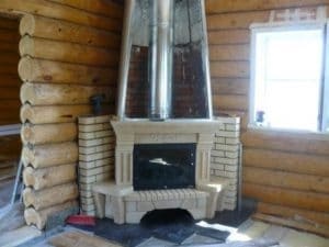 Semineu într-un tip de casa de lemn și cerințe de instalare (de incendiu într-o casă de lemn, cu propriile sale mâini ca cărămida dispozitiv de instalare) Semineu într-un tip de casa din lemn și cerințe de instalare