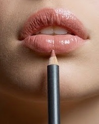 Lip de linie de circuit ideale (aplicat corect buze) buze contur creion perfectă
