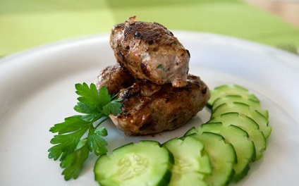 Cotlete într-o glandă pe gratar (burgeri) Burgerii pe gratar în omentului