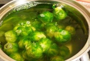 fileuri de pui Fried din varză de Bruxelles (file) File de pui prăjit cu varză de Bruxelles