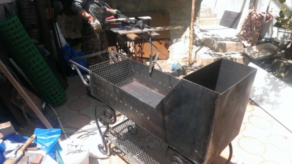 BBQ pe picioare cu elementele de forjare propriile lor mâini DIY (BBQ) BBQ pe picioare cu elementele de forjare propriile lor mâini, o faci singur