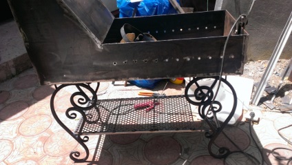 BBQ pe picioare cu elementele de forjare propriile lor mâini DIY (BBQ) BBQ pe picioare cu elementele de forjare propriile lor mâini, o faci singur