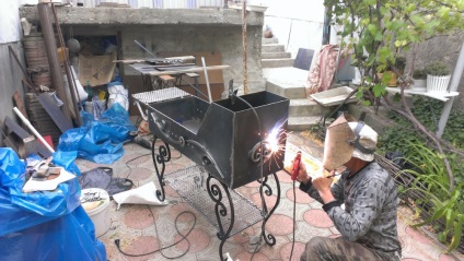 BBQ pe picioare cu elementele de forjare propriile lor mâini DIY (BBQ) BBQ pe picioare cu elementele de forjare propriile lor mâini, o faci singur