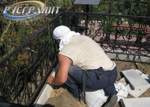 Mormântul unui creștin personalizat instalat Crucea (mormânt creștin) Mormântul un obicei Christian Cross instalat