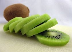 Pot kiwi mama care alăptează (kiwi) Pot kiwi mama care alăptează