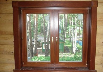 Pârtii pe fereastra într-un ansamblu de casa din lemn și finisare cu mâinile (din lemn) Pantă de pe fereastra într-un ansamblu de case de lemn și terminând cu propriile sale mâini