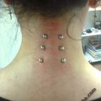 Piercing pe fotografie gât (piercing) Piercing pe gât Photo