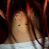 Piercing pe fotografie gât (fotografii) Piercing pe gât Photo
