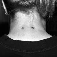 Piercing pe fotografie gât (fotografii) Piercing pe gât Photo