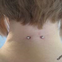Piercing pe fotografie gât (fotografii) Piercing pe gât Photo