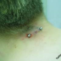 Piercing pe fotografie gât (piercing) Piercing pe gât Photo