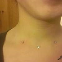 Piercing pe fotografie gât (piercing) Piercing pe gât Photo