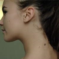Piercing pe fotografie gât (piercing) Piercing pe gât Photo