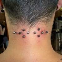 Piercing pe fotografie gât (piercing) Piercing pe gât Photo