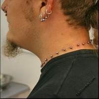 Piercing pe fotografie gât (piercing) Piercing pe gât Photo