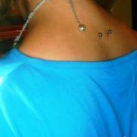 Piercing pe fotografie gât (piercing) Piercing pe gât Photo