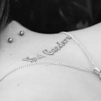 Piercing pe fotografie gât (piercing) Piercing pe gât Photo