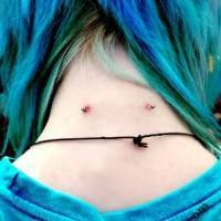 Piercing pe fotografie gât (piercing) Piercing pe gât Photo
