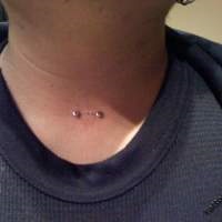 Piercing pe fotografie gât (piercing) Piercing pe gât Photo