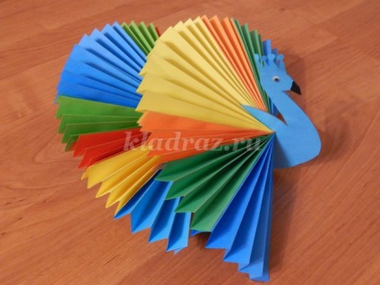 Bird of Happiness de hârtie cu mâinile (pasărea) Bird of Happiness de hârtie cu propriile sale mâini