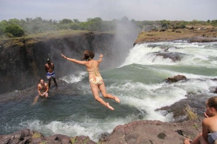 Călătorie la Victoria Falls (Cascada Victoria este situat) Călătorește în Victoria Falls