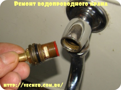 Repararea robinetului cu mâinile sale, bunicul firmei Așot (mâini) Repararea robinetului cu mâinile sale, firma bunicul Așot