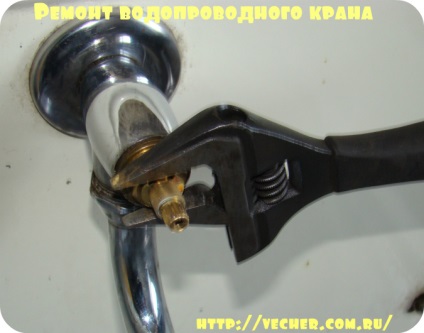 Repararea robinetului cu mâinile sale, bunicul firmei Așot (mâini) Repararea robinetului cu mâinile sale, firma bunicul Așot