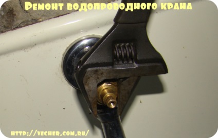 Repararea robinetului cu mâinile sale, bunicul firmei Așot (cu mâinile) Repararea robinetului cu mâinile sale, firma bunicul Așot
