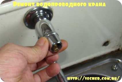 Repararea robinetului cu mâinile sale, bunicul firmei Așot (cu mâinile) Repararea robinetului cu mâinile sale, firma bunicul Așot