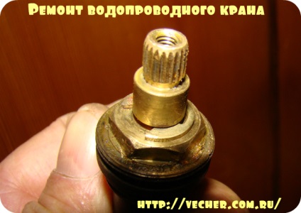 Repararea robinetului cu mâinile sale, bunicul firmei Așot (mâini) Repararea robinetului cu mâinile sale, firma bunicul Așot