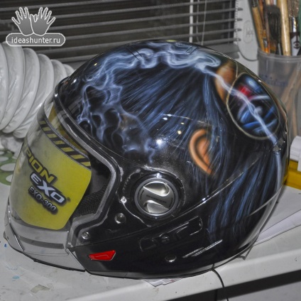 Bazându-se pe casca motocicleta (figura) Bazându-se pe o casca de motocicleta