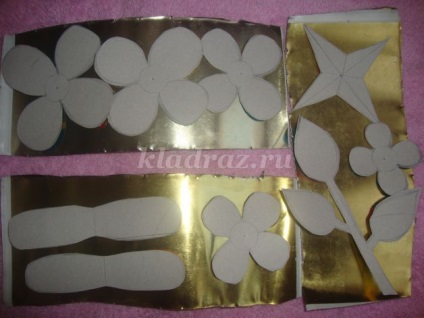 Rose din metal cu mâinile lor (mâini) Metal a crescut cu mâinile