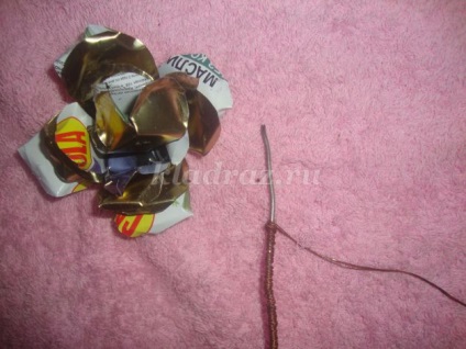 Rose din metal cu mâinile lor (de lucru) Metal a crescut cu mâinile