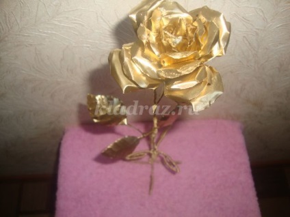 Rose din metal cu mâinile lor (mâini) Metal a crescut cu mâinile