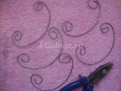 Rose din metal cu mâinile lor (fotoavtor) Metal a crescut cu mâinile